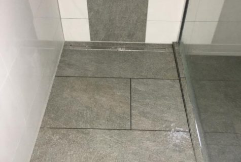 Dusche mit bodengleichem Ablauf, Fliese grau