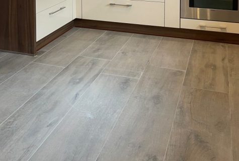 Küchenboden in Holzoptik mit modernem Fliesenspiegel